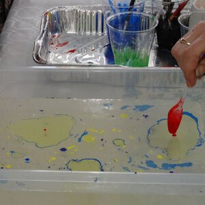 Dépôt d'une goutte de peinture qui flotte à la surface