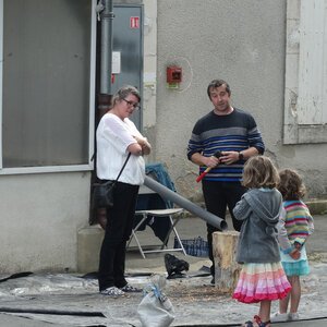 je ne sais pas ce que raconte la petite fille mais cela a l'air intéressant.