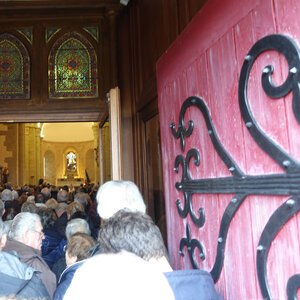 l'église tellement pleine qu'il a fallu laisser les portes ouvertes